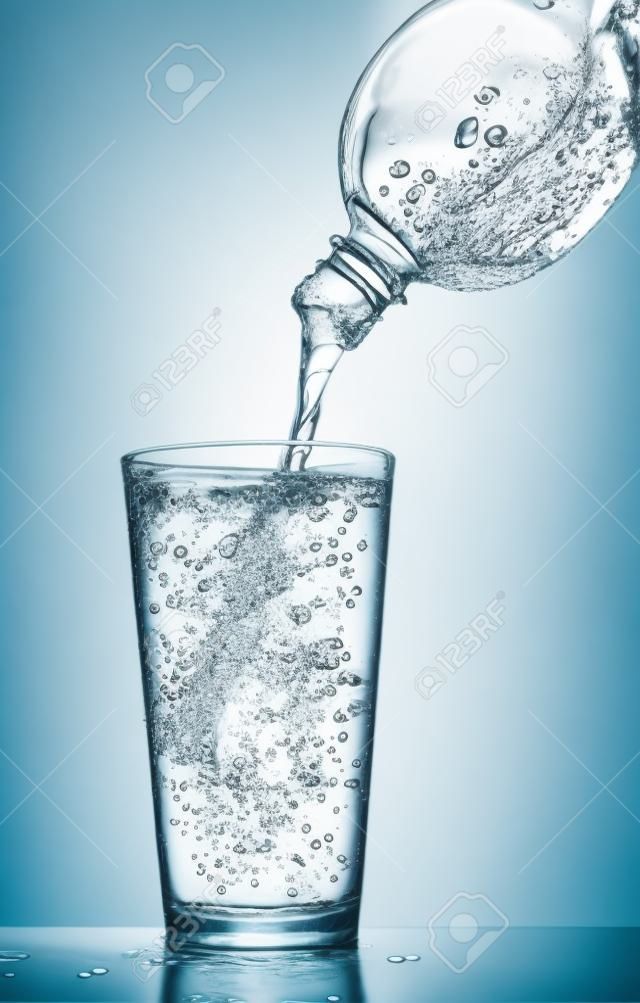 di distribuzione dell'acqua in vetro su sfondo bianco