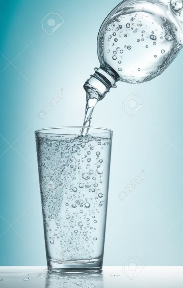 di distribuzione dell'acqua in vetro su sfondo bianco