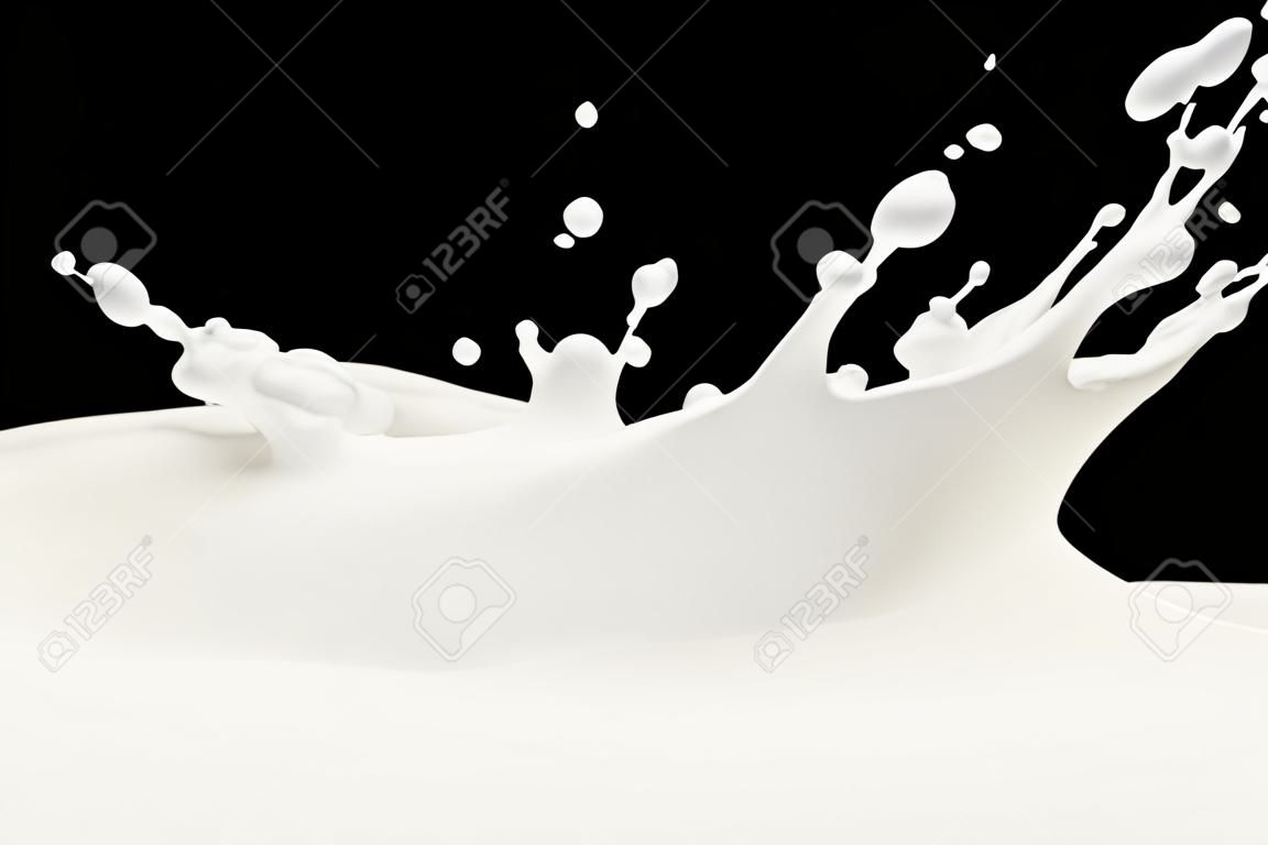 Milch spritzt auf schwarzem Hintergrund isoliert