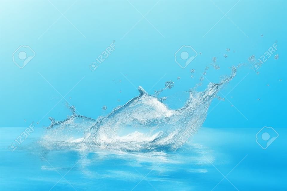 espirrando a água azul no fundo branco