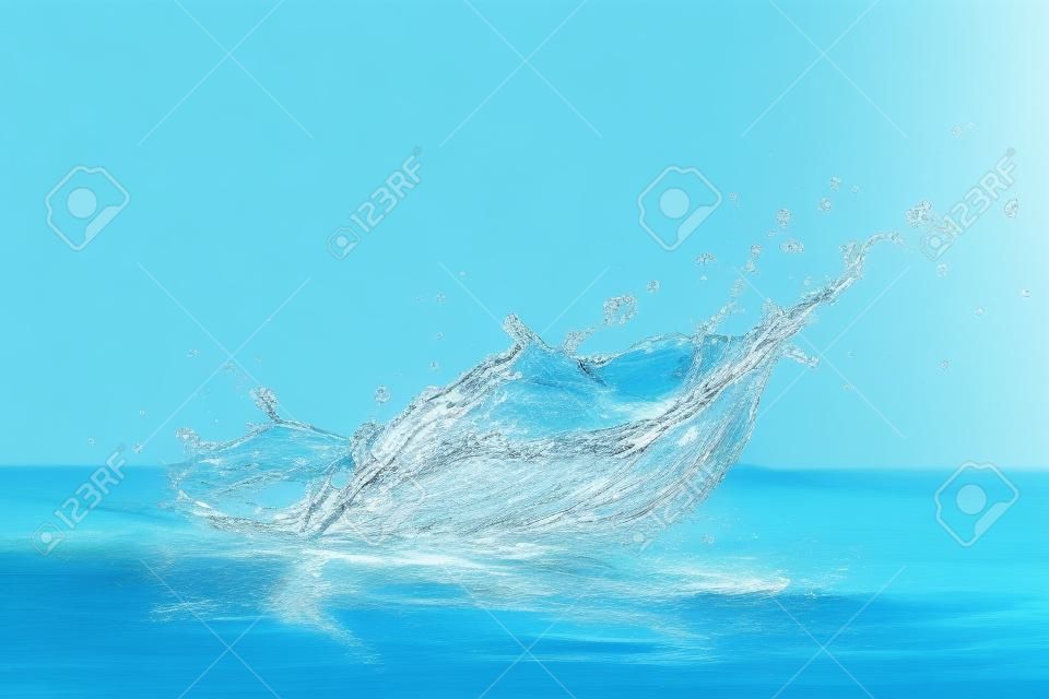 espirrando a água azul no fundo branco