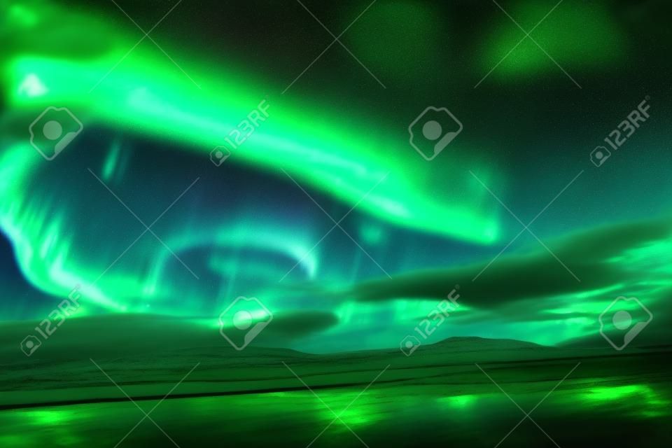 Aurora boreale nel cielo notturno dell'Islanda. Focalizzazione morbida. Magico bagliore verde