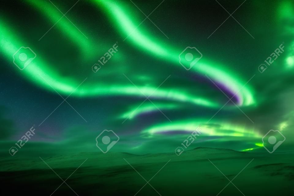 Aurora boreale nel cielo notturno dell'Islanda. Focalizzazione morbida. Magico bagliore verde