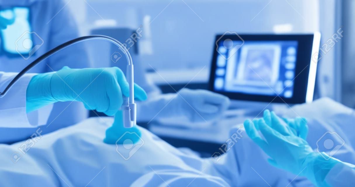 Medico che esamina il torace del paziente utilizzando il primo piano dello scanner a ultrasuoni