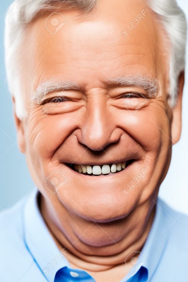Lachend gelukkige oudere man. Geïsoleerd over witte achtergrond