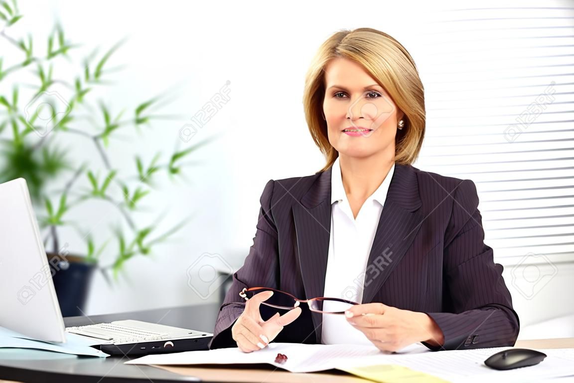 Зрелые деловая женщина, работы с компьютером в офисе.
