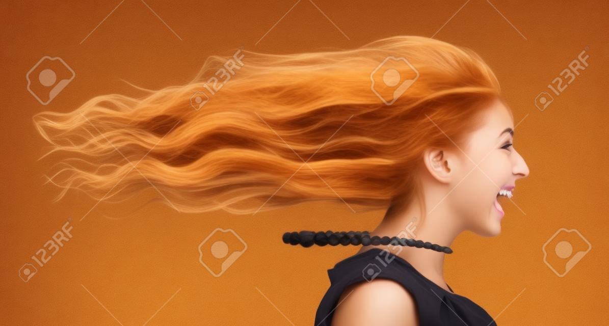 젊은 행복 재미 laughing 소녀 머리 긴 머리카락.
