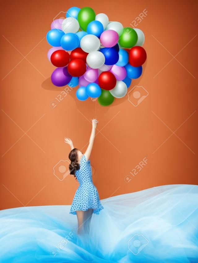 Piękna kobieta z kolorowych balonów na zewnątrz