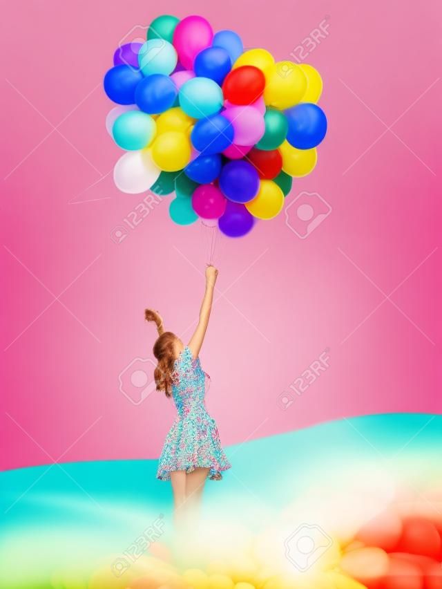 Schöne Frau mit bunten Luftballons außerhalb