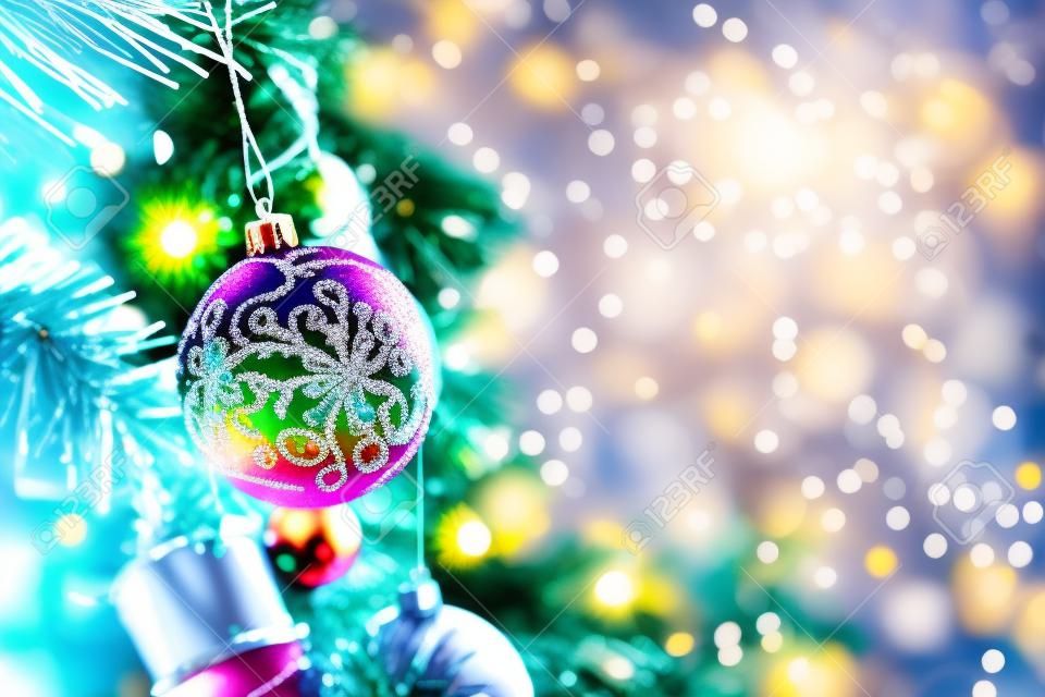 Árvore de Natal decorada com bauble colorido em espumante bokeh luz borrada fundo
