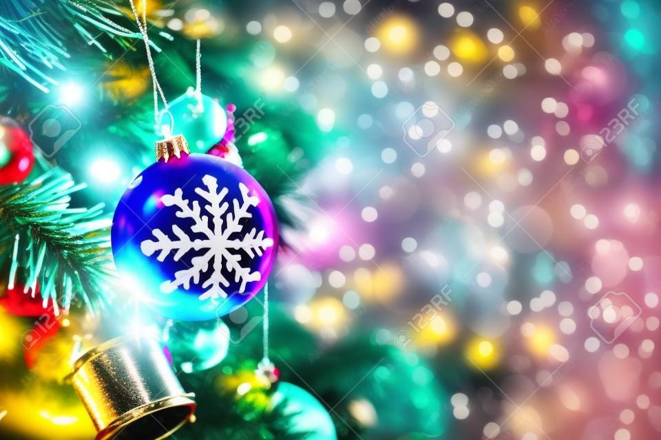 Árvore de Natal decorada com bauble colorido em espumante bokeh luz borrada fundo