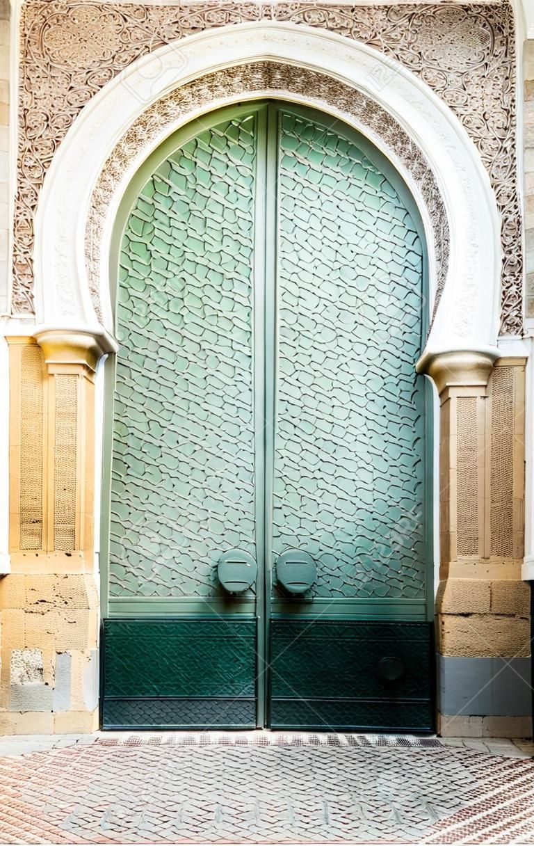 Beroemde bezienswaardigheid in Spanje. Mooie kathedraal Mezquita van Cordoba, Andalusië. Groene deur met boog in oude Arabische stijl. Traditionele Spaanse architectuur. Religieuze en toeristische plaats in Europa.