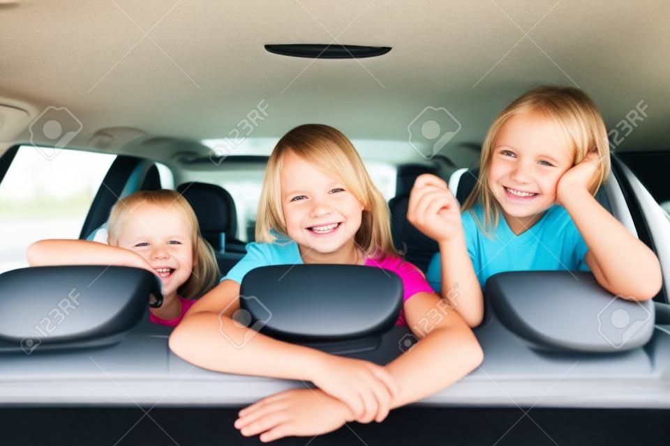 Familia con tres hijos en un coche