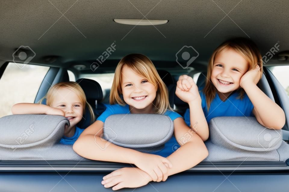 Familia con tres hijos en un coche