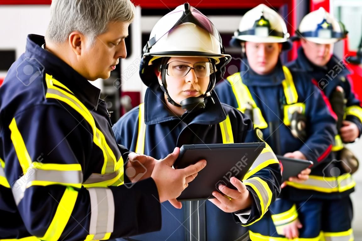 Feuerwehr - Squad Leader gibt Anweisungen, nutzte er die Tablet-Computer, um den Einsatz zu planen