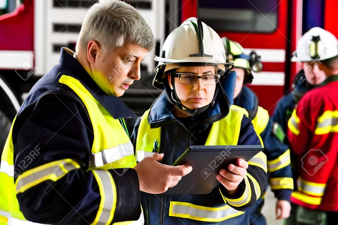 Feuerwehr - Squad Leader gibt Anweisungen, nutzte er die Tablet-Computer, um den Einsatz zu planen
