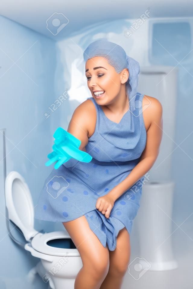 Женщина мочиться на потертой туалет с ванной не бумага