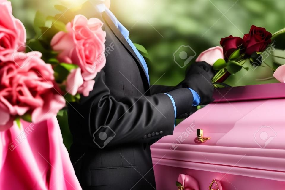 Deuil homme et femme sur funéraire avec rose rose debout au cercueil ou le cercueil