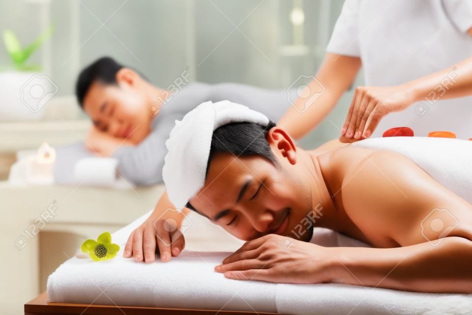 Indonezyjski azjatyckich para mężczyzna i kobieta w odnowy biologicznej spa, o aromaterapii masaż olejku, zrelaksowany