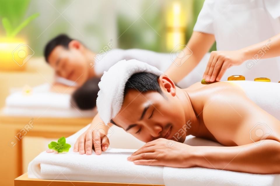 Indonésien deux homme asiatique et la femme dans le bien-être spa beauté ayant massage aromathérapie aux huiles essentielles, l'air détendu