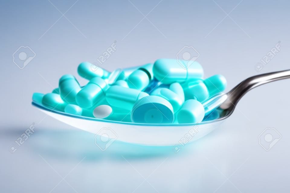 Abuso de medicamentos recetados: cucharada de mezcla de píldoras, tabletas y cápsulas