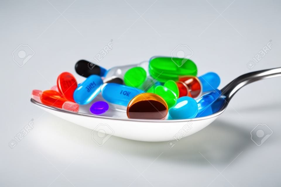 Abuso de medicamentos recetados: cucharada de mezcla de píldoras, tabletas y cápsulas