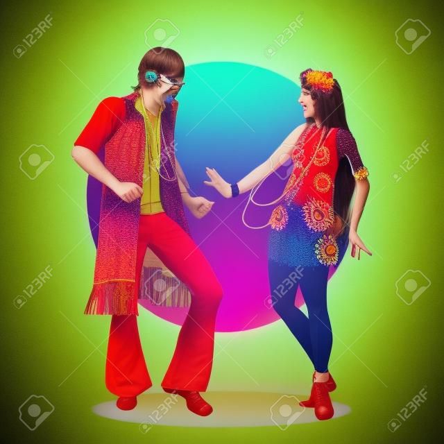 jeune couple portant des vêtements de hippie des années 60 et de la publicité de départ