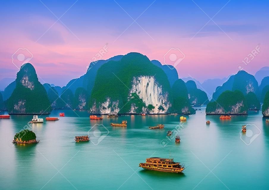 旅遊帆船石灰岩之間浮動，在清晨的下龍灣，中國南海，越南，東南亞地區。兩個圖像全景