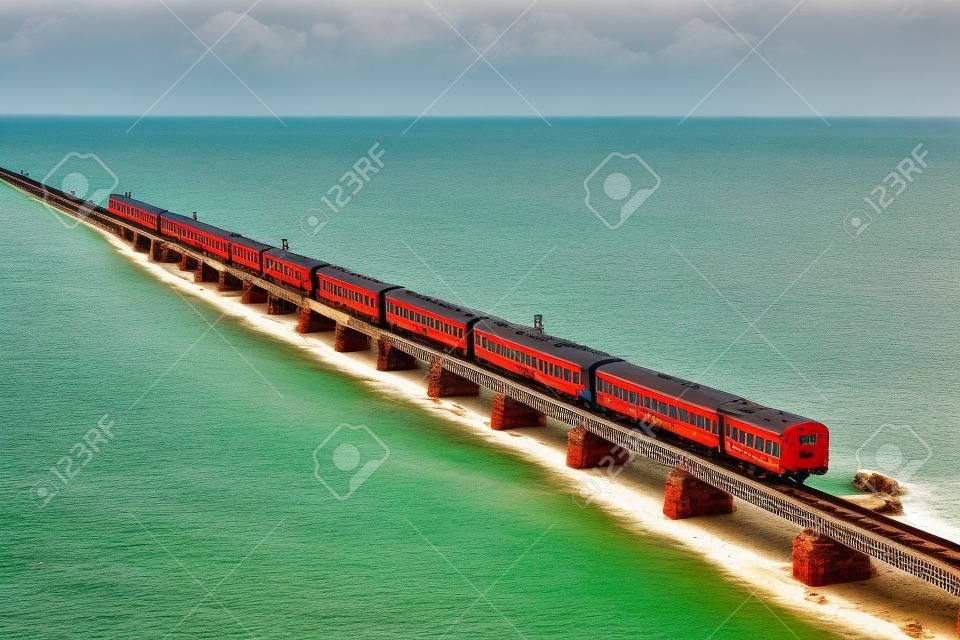 Pociąg pasażerski Rameshwaram do tiruchirappalli przecina 2-kilometrowy morski most kolejowy Pamban w Indiach