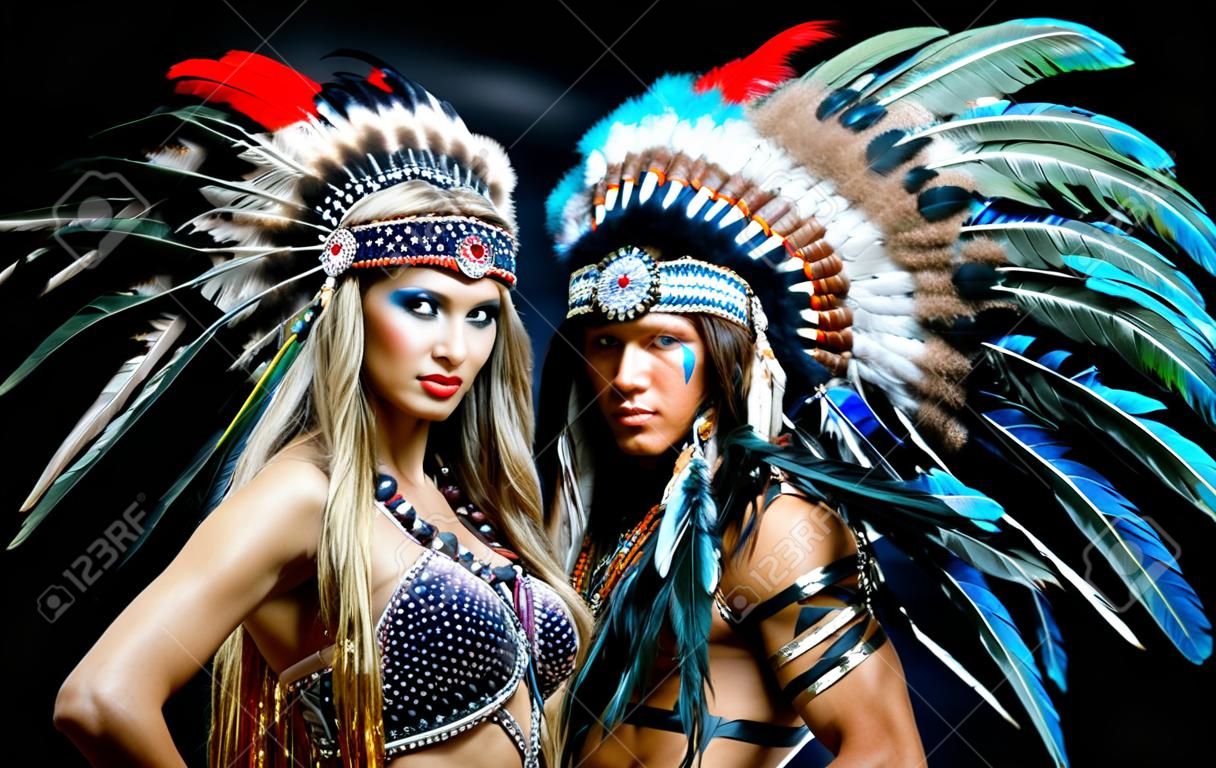 美麗的男人和女人，穿著美國原住民服飾的脫衣舞舞者