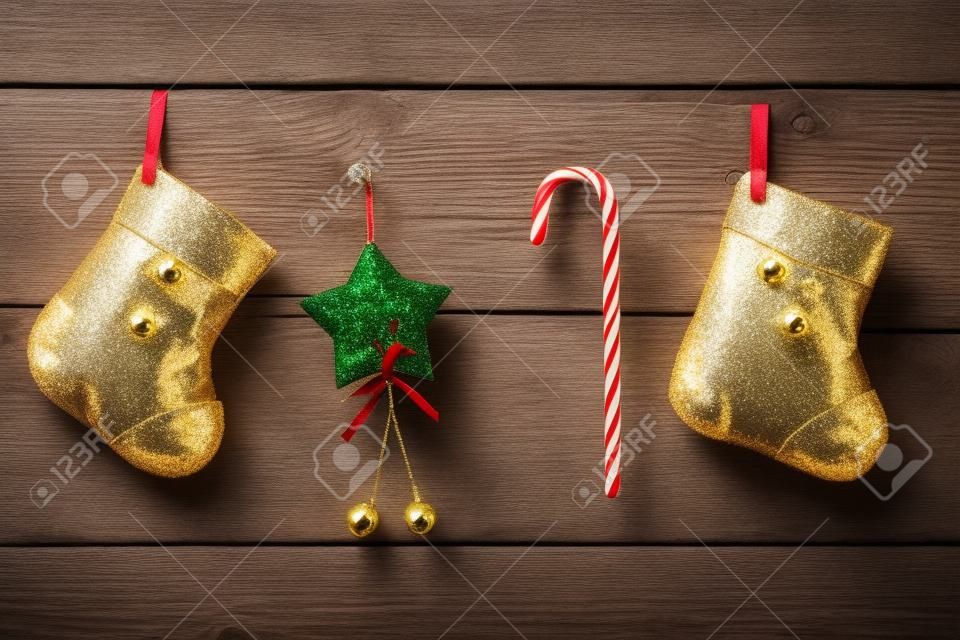 Рождественские украшения, висящие на деревянном фоне