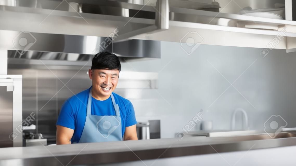 キッチンで働くアジア人男性