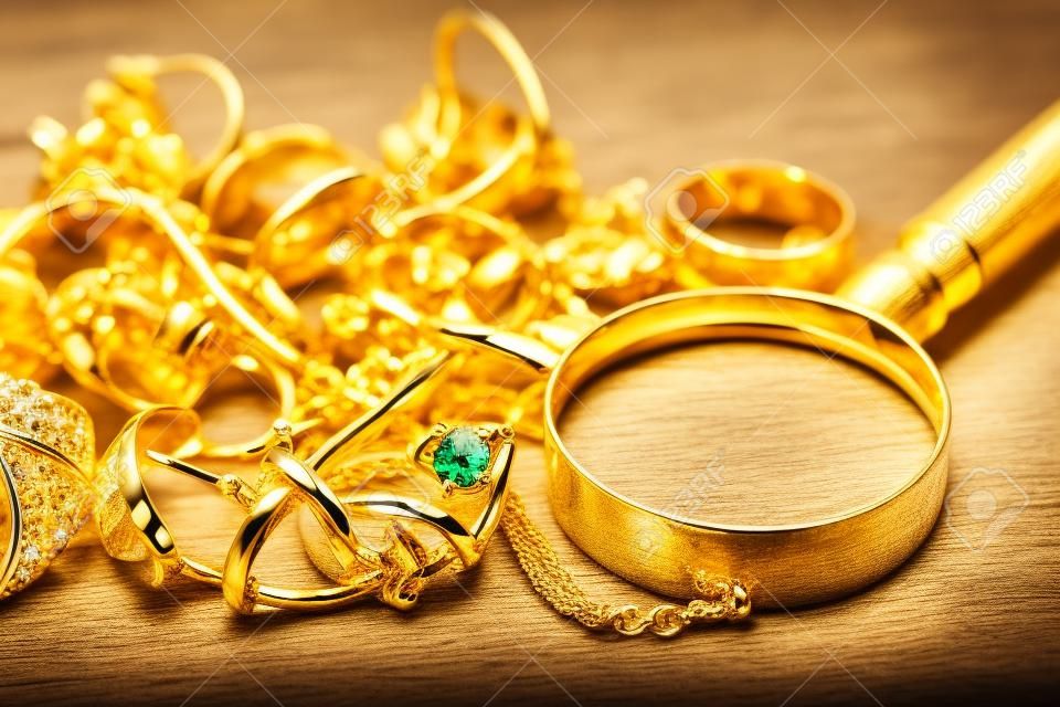 jóias, loja de penhores e comprar e vender anéis de ouro, colar pulseira o fundo de madeira, closeup