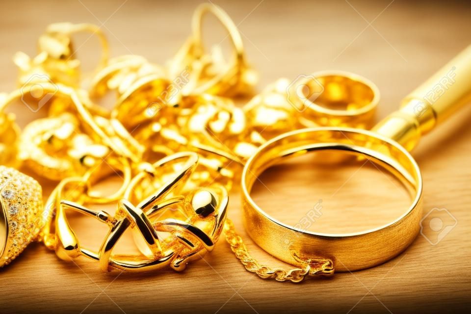 Biżuteria, lombard i kupuj i sprzedawaj złote pierścionki, naszyjnik bransoletka o drewnianym tle, zbliżenie