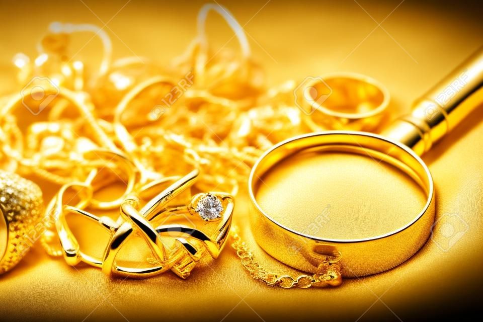 Biżuteria, lombard i kupuj i sprzedawaj złote pierścionki, naszyjnik bransoletka o drewnianym tle, zbliżenie