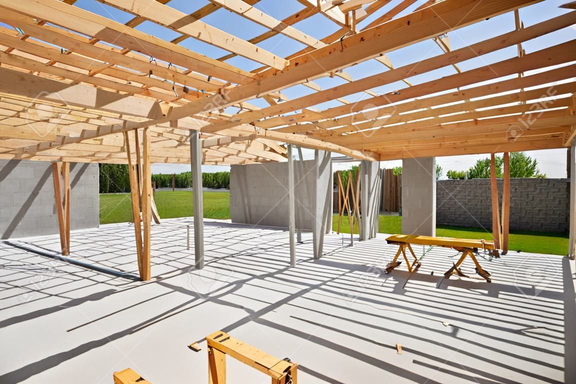 Nuova costruzione, blocco di cemento pareti legno truss visualizzate da dentro