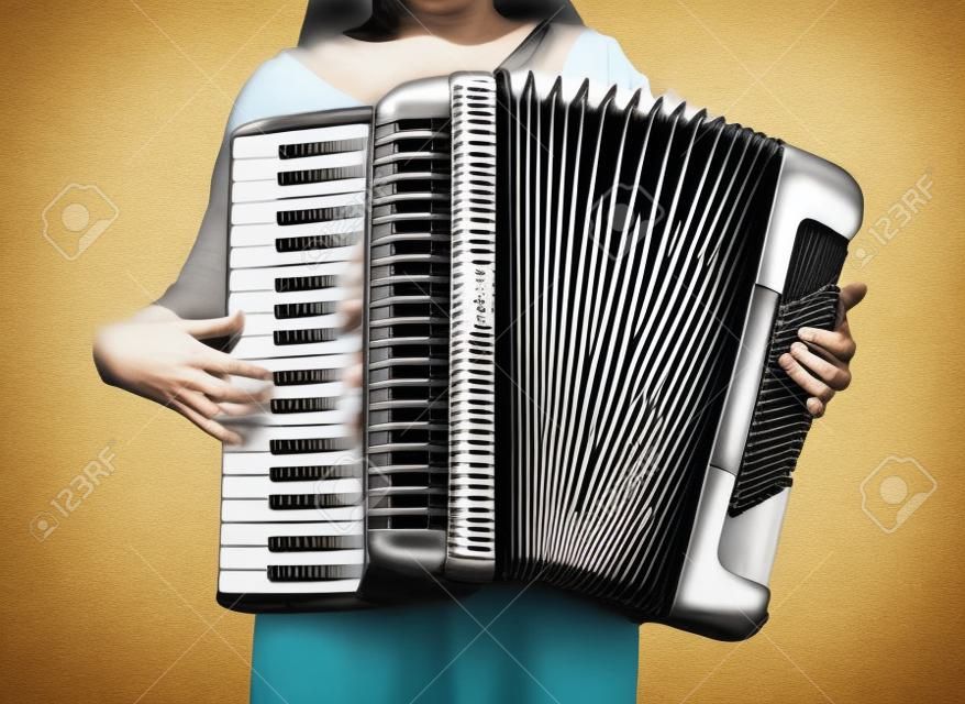 Uitgesneden met een vrouw spelen accordeon op wit