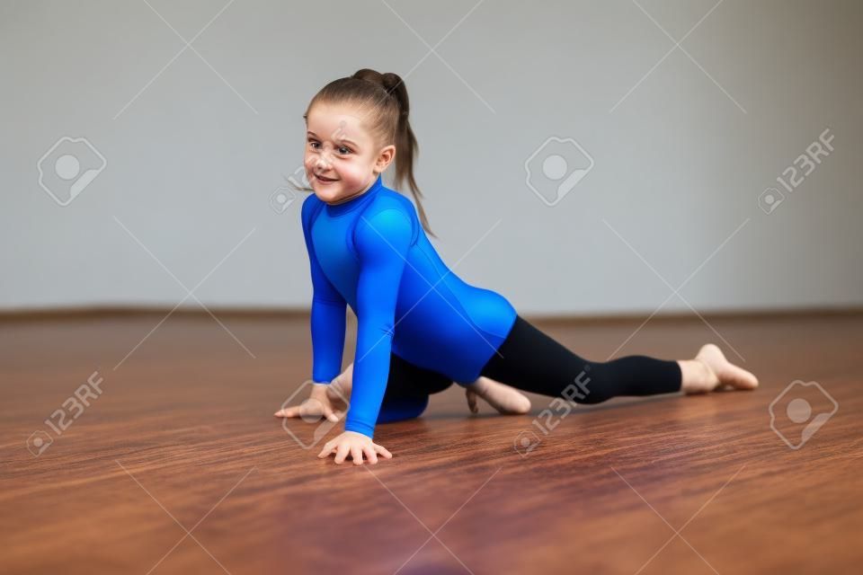giovane ginnasta facendo esercizi ginnici