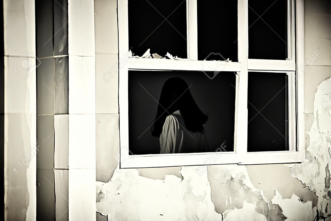 Scena Horror - przerażające kobieta w białej sukni