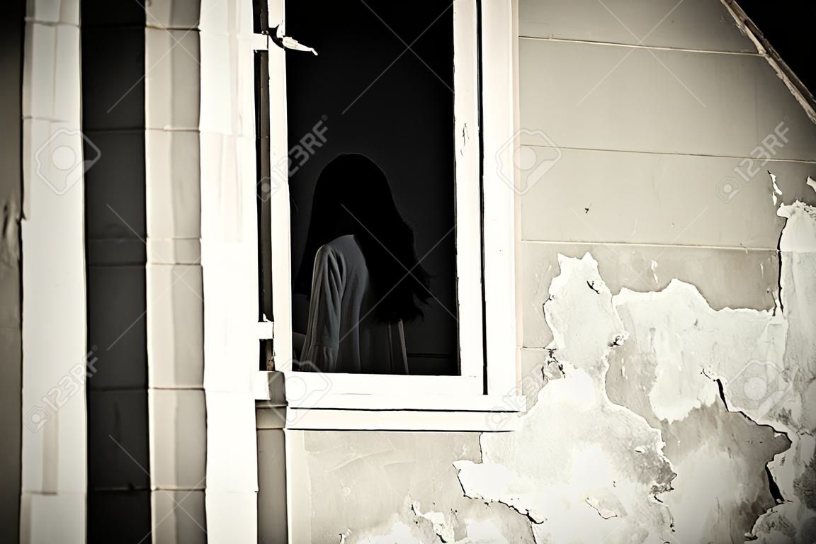 Orrore Scena - la donna spaventoso in abito bianco