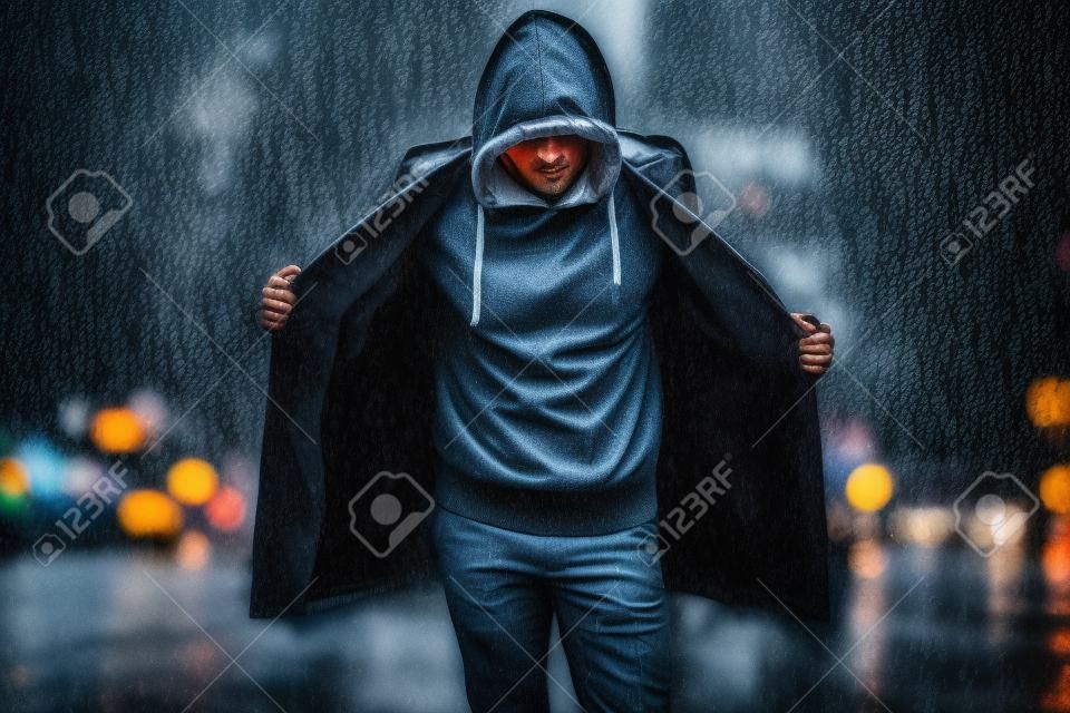 Hombre de pie en la lluvia