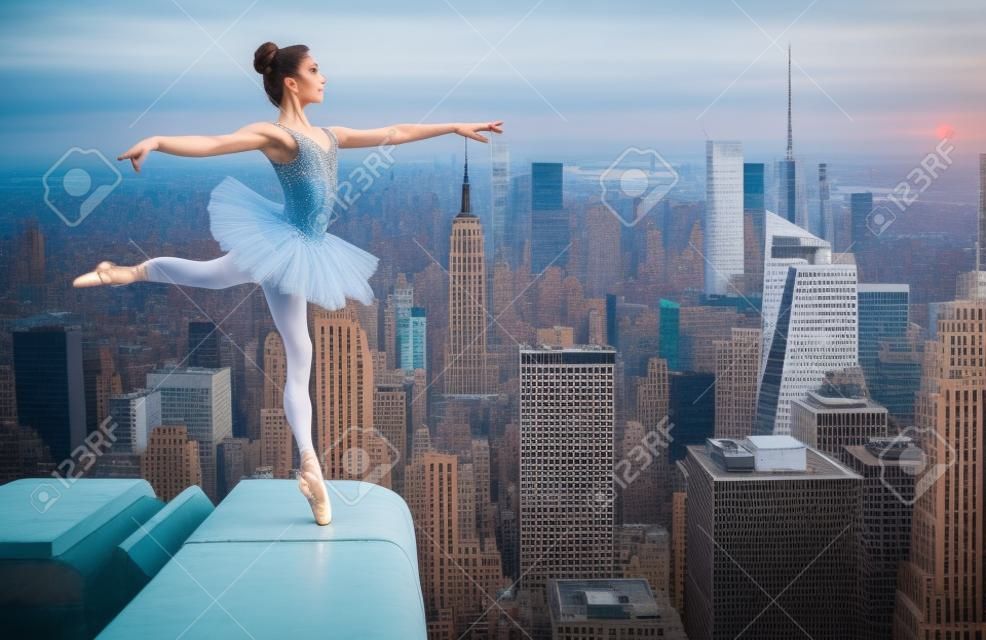 ニューヨークのスカイラインの前にバレエ ダンサー