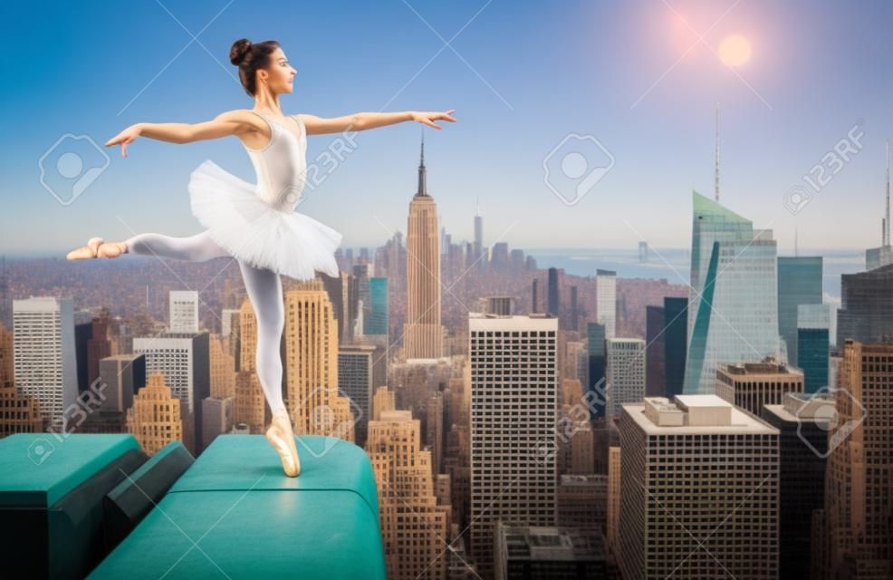 紐約天際線前的芭蕾舞演員