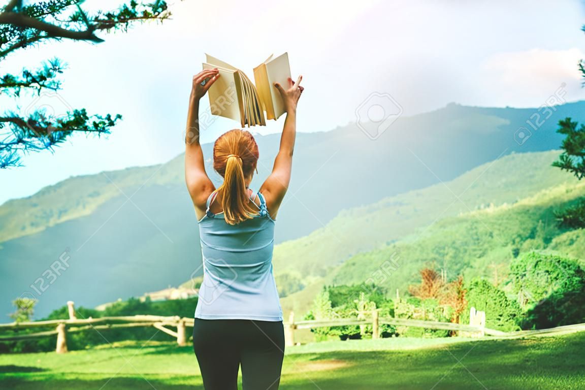 Frauen entspannen lesen Sie ein Buch Berg Natur. Glückliches, gesundes Klima