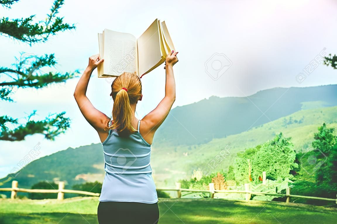 Frauen entspannen lesen Sie ein Buch Berg Natur. Glückliches, gesundes Klima