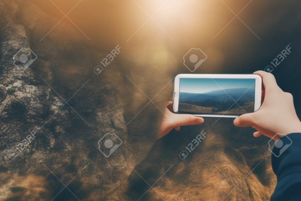 femme main utilisation de la tablette téléphone mobile. nature de la nature