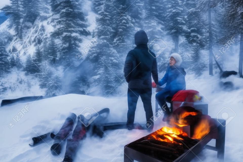 산에서 커플 여행 사진 자연은 휴일에 휴식을 취합니다. 로맨스 연인 캠프 파이어 겨울