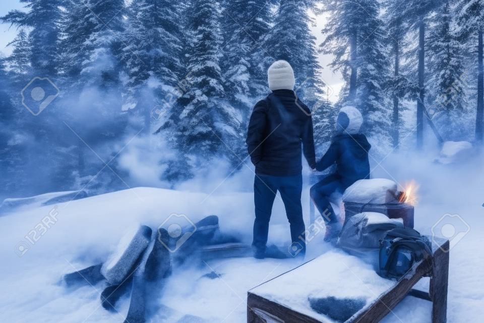 山のカップル旅行写真の自然は休日にリラックスします。ロマンス愛好家キャンプ火災冬