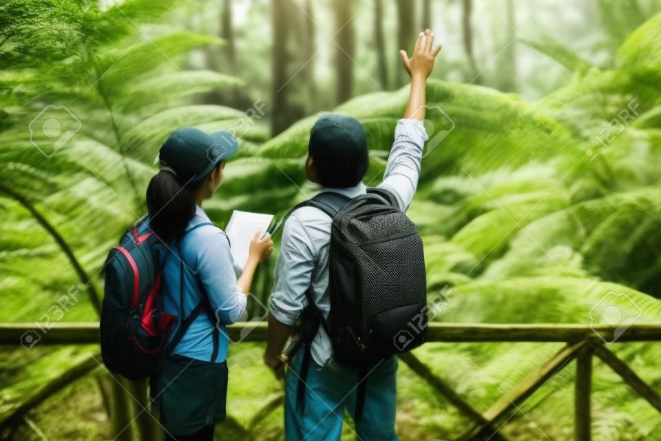 amante mujer y hombre asiático viajar naturaleza. Viajar relajarse. Caminar y estudiar la naturaleza en el bosque. Tailandia