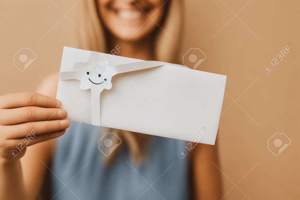 Smiley-Frau, die Umschlag zeigt.